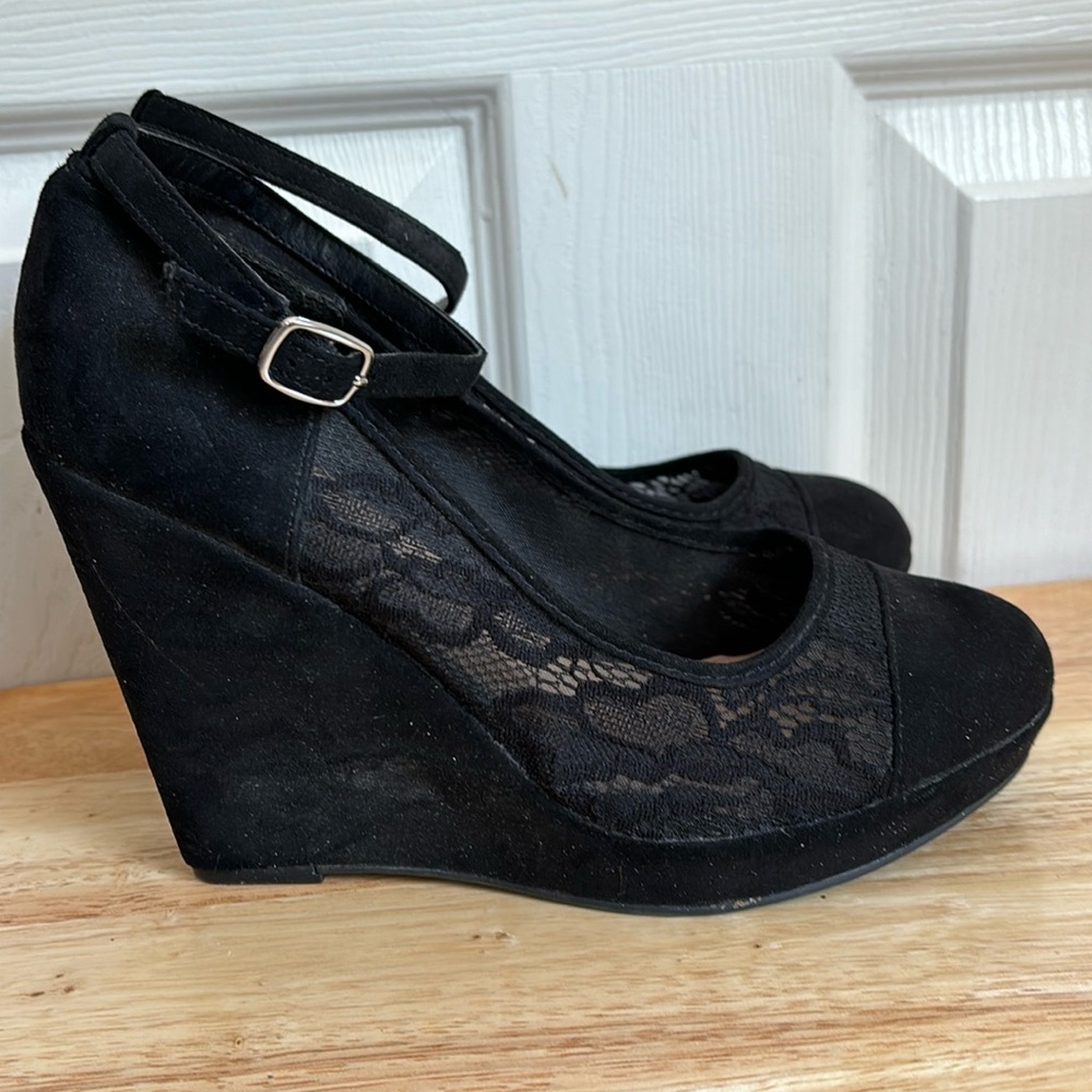 TORRID Black lace platform wedge size 8 wide width/ 8W